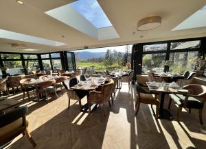 Ein Restaurant oder anderes Speiselokal in der Unterkunft Ravenstone Lodge Country House Hotel 