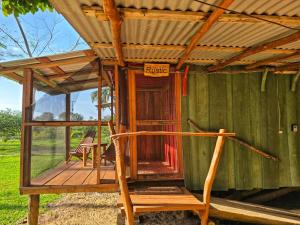 Fotografie z fotogalerie ubytování Rustic Cabin at Freshwater Creek Cabanas v destinaci Commerce Bight Village