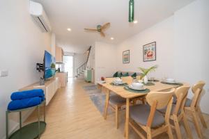 Un comedor y una sala de estar con mesa y sillas. en Winks Beach Patong Phuket, en Patong Beach