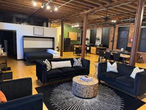 un soggiorno con divani e un tavolo di Brick City Loft a Newark
