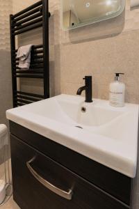 Et badeværelse på Stylish Two bedroom flat near town centre