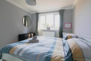 En eller flere senge i et værelse på Stylish Two bedroom flat near town centre