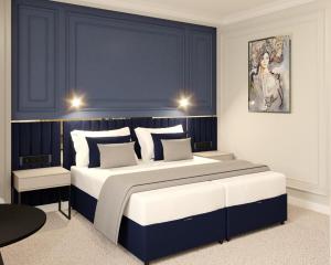1 dormitorio azul y blanco con 1 cama grande en Moris Beach Hotel, en Gdansk