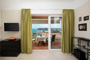 Μια τηλεόραση ή/και κέντρο ψυχαγωγίας στο Villa Alexandra 1
