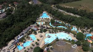 einen Luftblick auf einen Pool in einem Resort in der Unterkunft Acquamarine Park Hotel in Guarapari