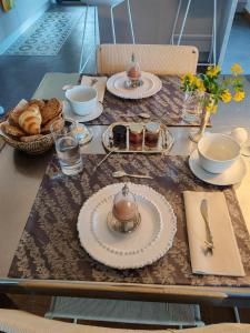 un tavolo con sopra dei piatti di cibo di chambre d'hote de charme "Villa les Iris" proche centre ville ad Aix en Provence