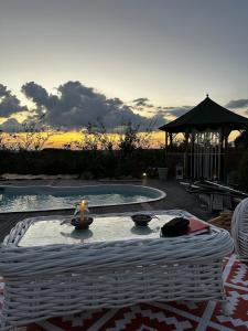 Východ nebo západ slunce při pohledu z prázdninového domu nebo okolí