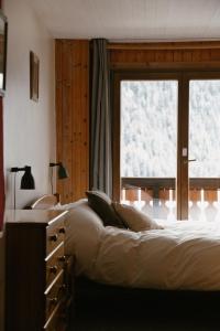 Postel nebo postele na pokoji v ubytování Chalet Châtaigne - Shared Catered Chalet