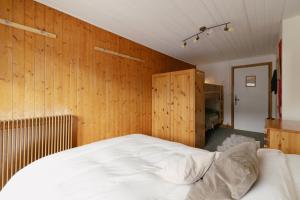 Postel nebo postele na pokoji v ubytování Chalet Châtaigne - Shared Catered Chalet