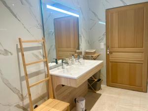 Évasion Ventoux, villa spacieuse et accessible PMR في كاربينترا: حمام مع حوض ومرآة +30 صورة