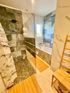 Évasion Ventoux, villa spacieuse et accessible PMR في كاربينترا: حمام مع دش وحوض استحمام
