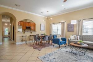 un salon avec un canapé et une table dans l'établissement Modern DT Home-King size Bed-Patios-Long Stays-WiFi, à Orlando