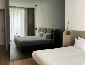 Postel nebo postele na pokoji v ubytování Hôtel de Tourrel, Saint Rémy de Provence, a Member of Design Hotels
