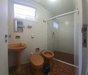 Et badeværelse på Ap Luz do Sol 200m Praia Enseada, FEIRINHA, aquário, 3 QUARTOS, garagem, WI-FI + 31 billeder