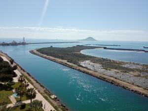 - une vue aérienne sur une rivière et une plage dans l'établissement VENECIA AZUL, sunny terrace & beautiful sea views, à La Manga del Mar Meno