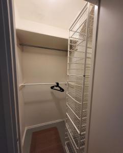 una cabina armadio con scaffali in vetro in una stanza di Direct train to Helsinki and airport, near shopping center a Vantaa