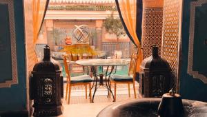 una sala da pranzo con un tavolo e una finestra di Kassr Annoujoum - Luxury Boutique Riad in the Heart of Fès Medina a Fes