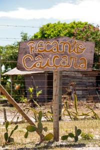 a sign for a reggioacienda calidad at Recanto Caiçara Caraiva - Chalé, Quartos privativos e Compartilhado in Porto Seguro