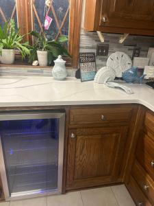 een aanrecht met vaatwasser in een keuken bij Walker Resort in Fayetteville +13 foto's