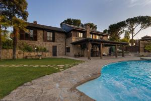 El ÁlamoにあるVilla Oasis Madridの正面にプールがある家
