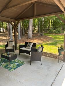een patio met stoelen en tafels onder een paviljoen bij Walker Resort in Fayetteville