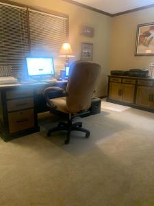 een bureau met een stoel en een computer bij Walker Resort in Fayetteville