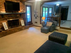 een woonkamer met open haard en tv bij Walker Resort in Fayetteville