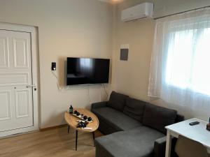 un soggiorno con un divano e un tavolo di Helens Traditional Retreat a Tigaki