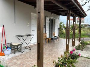 un patio esterno con pergolato in legno di Helens Traditional Retreat a Tigaki