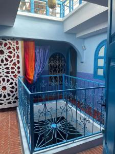balkon z niebieską poręczą z wazami w obiekcie Riad Nerja w mieście Szafszawan