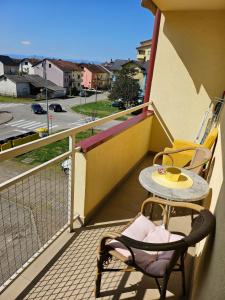 Un balcón o terraza en Apartman Dona