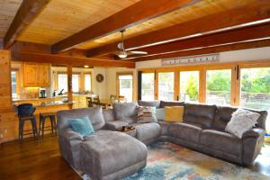 Et opholdsområde på Deer Lodge #1 Lake Front