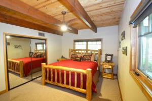 En eller flere senge i et værelse på Deer Lodge #1 Lake Front