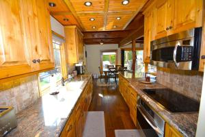 Køkken eller tekøkken på Deer Lodge #1 Lake Front + 16 billeder