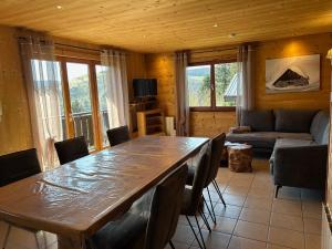 Televisyen dan/atau pusat hiburan di Chalet Les Bouleaux, la montagne des lamas