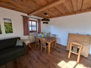 Posezení v ubytování Dreiländereck mit Sauna und Pool, Wohnung 403