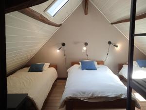 two beds in the attic bedroom of a house at Les Gites Accromagnon, Climatisation in Les Eyzies-de-Tayac +38 photos