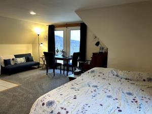 une chambre avec un lit et un salon dans l'établissement Private, Quiet Vermont Studio With Mountain Views, à Guilford