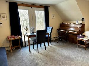 - un salon avec un piano, une table et des chaises dans l'établissement Private, Quiet Vermont Studio With Mountain Views, à Guilford 5 autres photos