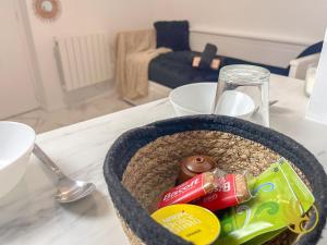 伊西莱穆利诺Appartement Studio, 2 Personnes, 5min de Paris的桌上装满食物的篮子