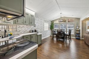 Una cocina y un comedor con mesa y sillas. en 749 Townsend, en Townsend