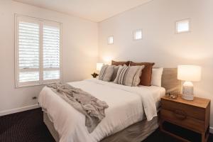 Ένα ή περισσότερα κρεβάτια σε δωμάτιο στο Sleek apartment overlooking pool