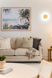 Χώρος καθιστικού στο Sleek apartment overlooking pool