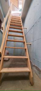 クアルトゥ・サンテーレナにあるPorzione di villetta a Capitanaの木製の階段