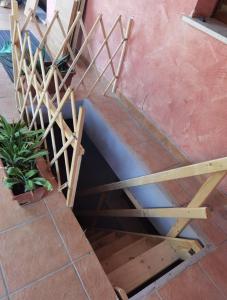 クアルトゥ・サンテーレナにあるPorzione di villetta a Capitanaの壁の横の木製階段