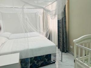 ein Schlafzimmer mit Himmelbett und Fenster in der Unterkunft kafue Executive Family Residence in Kafue + 31 Fotos