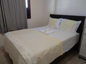 a bed with two towels on top of it at Apê Aconchego in Vitória da Conquista