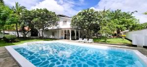 Bazén v ubytování Afro-boho Villa with Private Pool nebo v jeho okolí