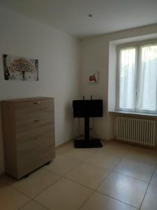 スポトルノにあるCasa di Margheのリビングルーム(ピアノ、ドレッサー付)