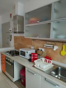 スポトルノにあるCasa di Margheのシンクと電子レンジ付きのキッチン +10枚の写真